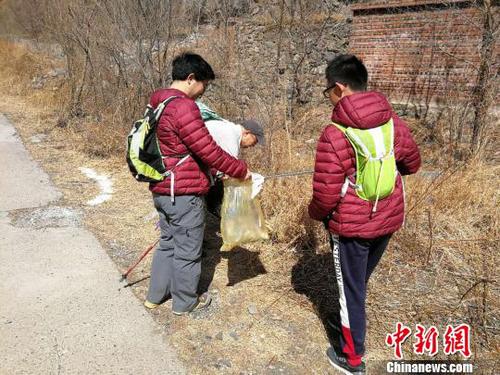 圖為活動參與者在揀拾路邊的垃圾,。招嘉虹/攝 招嘉虹 攝