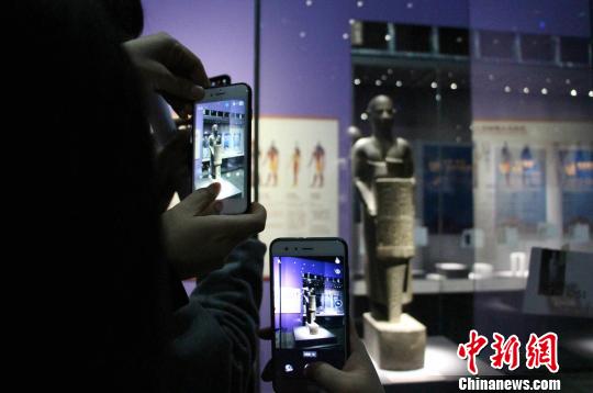 展覽分為四大板塊,，圖為展覽中展出的赫納特神像,，吸引觀眾圍觀?！≮w曉 攝