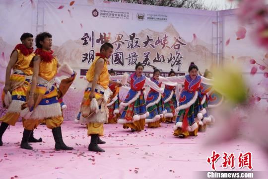 圖為4月1日，開(kāi)幕式上的西藏特色舞蹈表演,?！埵貒?guó) 攝