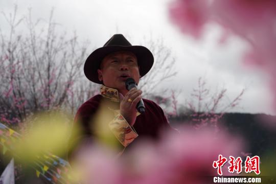 圖為4月1日，大峽谷景區(qū)員工德?lián)碓髟陂_(kāi)幕式上演唱《相約林芝》,?！埵貒?guó) 攝