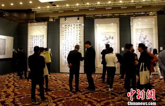 圖為展館現(xiàn)場人頭攢動,?！〈藜衙?攝