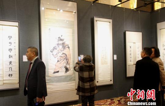 圖為民眾在參觀書畫展覽?！〈藜衙?攝