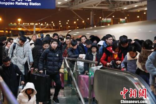 2019年清明小長假,，全國鐵路預(yù)計發(fā)送旅客5260萬人次?！∫罅⑶?攝