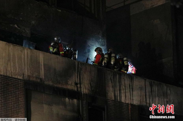 當(dāng)?shù)貢r(shí)間4月6日，巴黎消防員正在撲救公寓大樓爆發(fā)的大火。目前火勢(shì)已被控制，暫無人員傷亡報(bào)告。