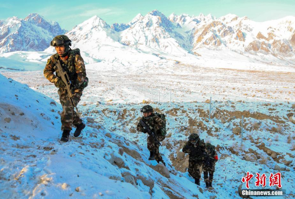 近日，駐守在新疆喀什地區(qū)的武警新疆總隊(duì)某機(jī)動(dòng)支隊(duì)官兵在高原高寒環(huán)境和復(fù)雜地域條件下組織開展為期一周的“魔鬼周”極限訓(xùn)練,。此次極限訓(xùn)練重點(diǎn)對(duì)特戰(zhàn)隊(duì)員體能,、技能、心理,、意志等內(nèi)容進(jìn)行了訓(xùn)練,，全面提升了特戰(zhàn)隊(duì)員在高原高寒、復(fù)雜環(huán)境下的技戰(zhàn)術(shù)水平。文 圖 柯大為 趙富亮