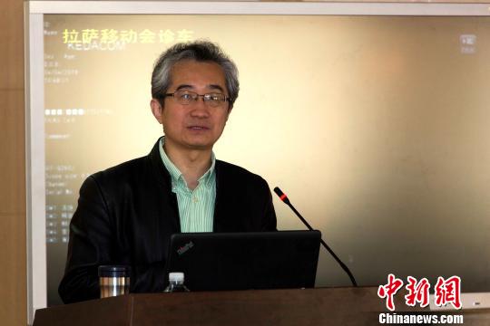 圖為專家開展講座,。　貢桑拉姆 攝