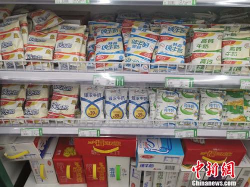 圖為超市里的乳品區(qū),。 謝藝觀 攝
