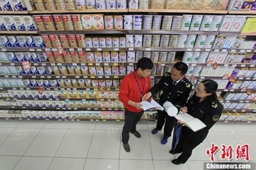 資料圖：超市內(nèi)工作人員在檢查奶粉,。<a target='_blank' href='http://www.chinanews.com/'>中新社</a>記者 張婭子 攝