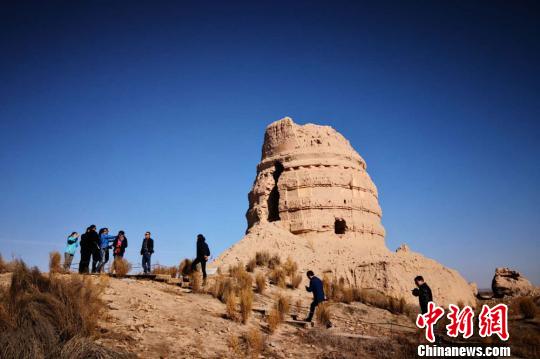 圖為意中貿(mào)促會考察團(tuán)參觀瓜州鎖陽城遺址?！《∷?攝