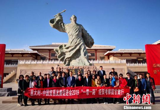 圖為意中貿(mào)促會考察團(tuán)參觀瓜州文化旅游項目草圣故里文化產(chǎn)業(yè)園?！《∷?攝
