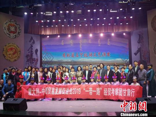 圖為考察團(tuán)成員與肅北藝術(shù)團(tuán)演出人員合影,。　丁思 攝