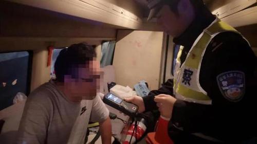 合肥網(wǎng)約車司機(jī)醉駕還想接單 被交警抓個(gè)正著