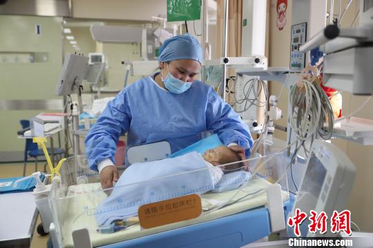 跨越兩千公里的轉運救治后，在該院心血管中心的努力下,，只有28天大的汗汗成功接受手術,，獲得新生?！≤窡?攝