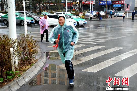 圖為健康接力跑?！⒓样i 攝