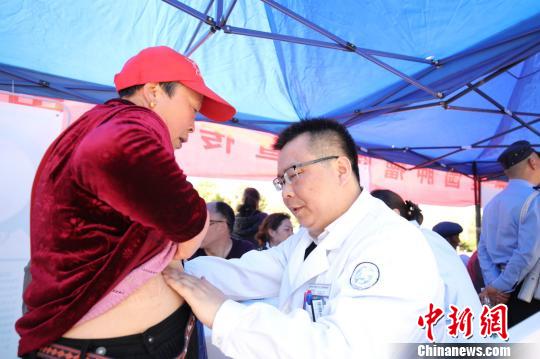 圖為重慶大學(xué)附屬腫瘤醫(yī)院醫(yī)生現(xiàn)場(chǎng)為群眾義診,。腫瘤醫(yī)院供圖
