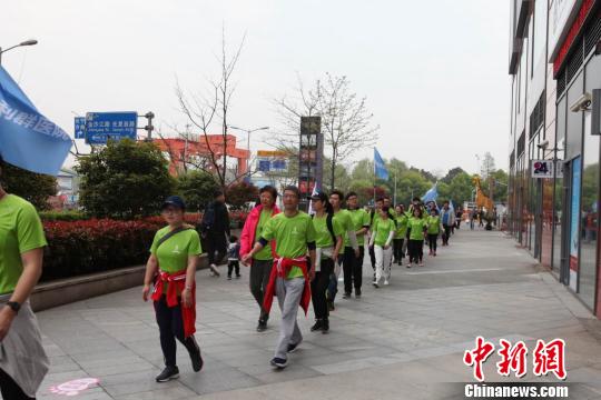 專業(yè)教練演示健走的標(biāo)準(zhǔn)姿勢(shì)及正確的熱身方式,，并帶領(lǐng)參賽人群進(jìn)行實(shí)地健走活動(dòng)?！￡愳o 攝