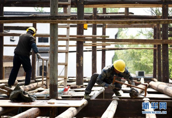 #（社會）（3）能工巧匠“復(fù)活”明清徽派老建筑