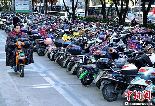資料圖：市民騎電動車出行,。 <a target='_blank' href='http://www.chinanews.com/'>中新社</a>記者 張斌 攝