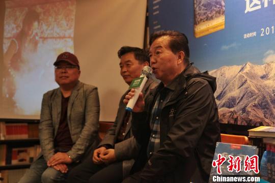 圖為青海省攝影家協(xié)會(huì)主席蔡征,、《發(fā)現(xiàn)青海》攝影統(tǒng)籌葛玉修,、西海都市報(bào)攝影部主任張海東三位嘉賓為西寧的讀者深度解讀《發(fā)現(xiàn)青海100個(gè)最美觀景拍攝點(diǎn)》,。　李培源 攝