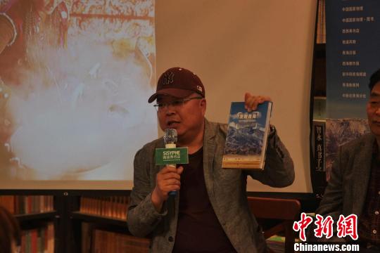 圖為西海都市報(bào)攝影部主任張海東介紹《發(fā)現(xiàn)青海100個(gè)最美觀景拍攝點(diǎn)》,。　李培源 攝