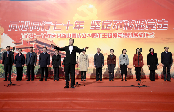 5.在指揮帶動(dòng)下,，一同唱響“歌唱祖國》，活動(dòng)推向高潮jpg