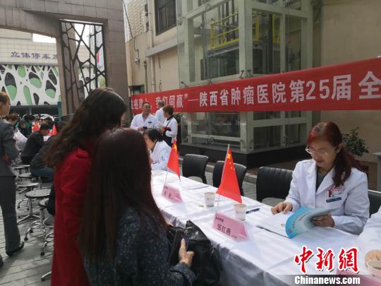 圖為義診活動(dòng)現(xiàn)場(chǎng),?！“⒘漳?攝