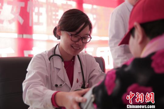 永樂店社區(qū)衛(wèi)生服務(wù)中心在場地內(nèi)開展義診咨詢活動(dòng),，對居民提出的健康問題解答,?！】苷?攝