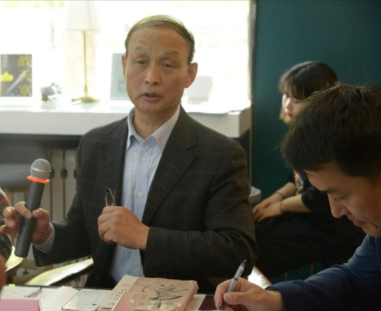 著名人文學者,、中央數字書畫頻道主講人任德山先生（左一）就書法藝術的時代特性和精神價值作以系統的闡釋