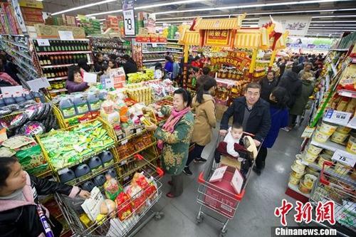 資料圖：民眾在超市購買生活用品,。<a target='_blank' href='http://www.chinanews.com/'>中新社</a>記者 張云 攝