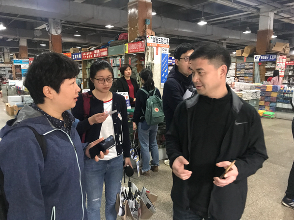 圖一：4月10日,，在溫州樂清柳市鎮(zhèn)中國電器城長虹村黨支部書記鄭海江向本報（網(wǎng)）記者詳細介紹中國電器城的來世今生……