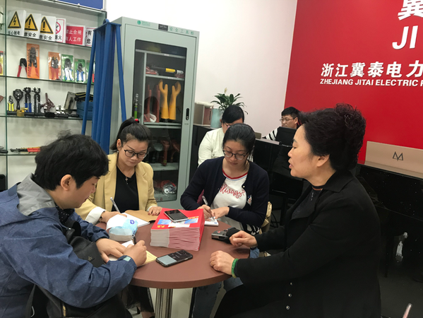 圖二：30年前就從河北滄州來柳市創(chuàng)業(yè)的浙江冀泰電力器材有限公司女老板劉春香一邊理貨一邊與本報（網(wǎng)）記者聊著,。