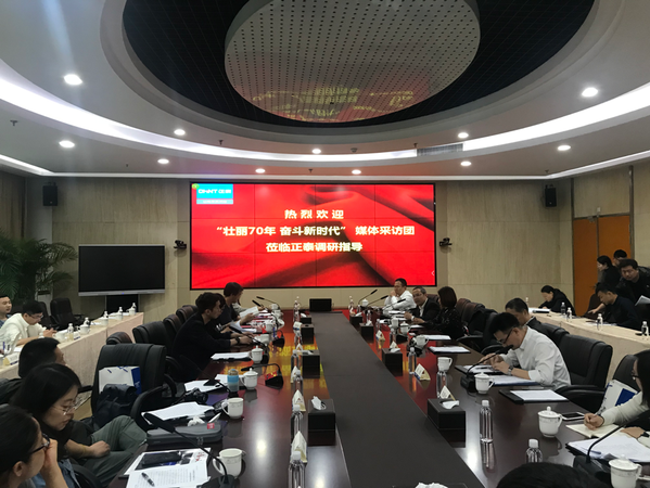 圖三：本報（網(wǎng)）記者在柳市正泰集團采訪，聽取集團公司黨委書記吳炳池介紹正泰集團黨建工作,。