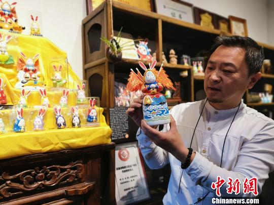 濟(jì)南泥塑“兔子王”非遺傳承人楊峰為參觀者介紹“兔子王”的文化和歷史?！≮w曉 攝