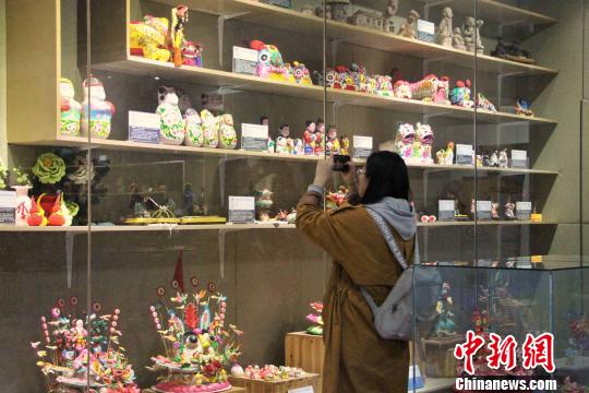 圖為觀眾參觀位于山東省文化館的山東非遺精品展廳,?！≮w曉 攝