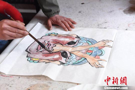 圖為甘肅民間藝人馬正德所畫的《水滸傳》中杜遷人物圖稿,。　楊艷敏 攝