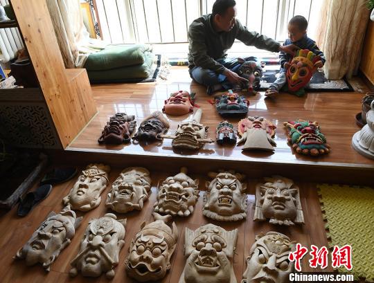 甘肅民間藝人馬正德展示制作的儺面具,?！钇G敏 攝