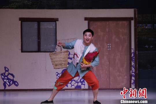 圖為,，柳琴戲《月兒圓圓》演員懷抱“公雞”,、手提菜籃,?！O宏瑗 攝