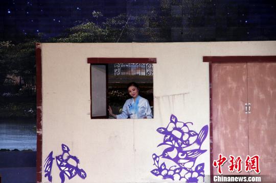 柳琴戲以地方語言為基礎,，較接地氣，普遍展現(xiàn)民眾生活中的家長里短,?！O宏瑗 攝