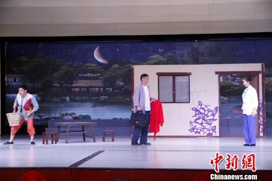 柳琴戲既有傳統(tǒng)戲曲“程式”化的表演,，又具備現(xiàn)代戲曲寫實的精髓?！O宏瑗 攝