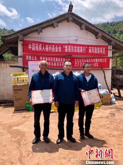 中國殘疾人福利基金會副秘書長劉玉文向“愛心大使”和“陽光大使”頒發(fā)聘書,。　王祖敏 攝