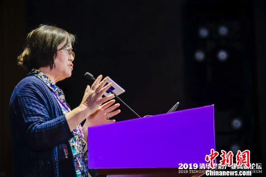 清華大學(xué)公共管理學(xué)院楊燕綏教授在4月19日開幕的2019清華老齡產(chǎn)業(yè)高端論壇上發(fā)表演講時表示,，中國醫(yī)養(yǎng)體系建設(shè)面臨的最大問題是如何用最短時間,、最快速度、最低成本達(dá)到目的,。清華同衡供圖