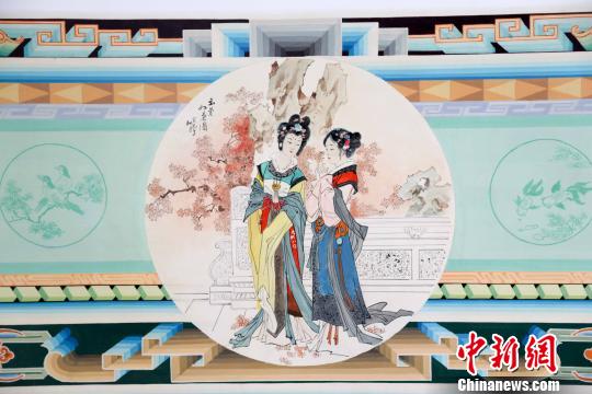 炕圍畫融壁畫,、年畫,、建筑彩繪為一體，兼具實用和審美功能 王斌田 攝