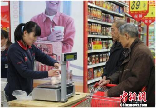 資料圖：在保定市北市區(qū)一家大型超市內，促銷員正在為購買雞蛋的市民稱量,、打包,。李芳華 攝