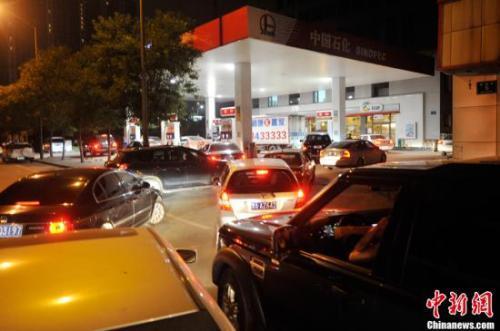 資料圖：山西太原一加油站內，私家車主排隊加油,。<a target='_blank' href='http://www.chinanews.com/'>中新社</a>發(fā) 韋亮 攝