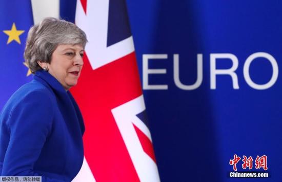 英國Politico網(wǎng)站曾評價道,，脫歐就像黑洞,，它吞噬能量、光線和物質(zhì),。沒有其他新聞,，沒有其他思考，除了脫歐什么都沒有,，這會把每個人都逼瘋,。
