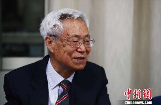 中國(guó)工程院院士莊輝在肝炎防治項(xiàng)目啟動(dòng)前接受媒體采訪。(主辦方供圖) 鐘欣 攝