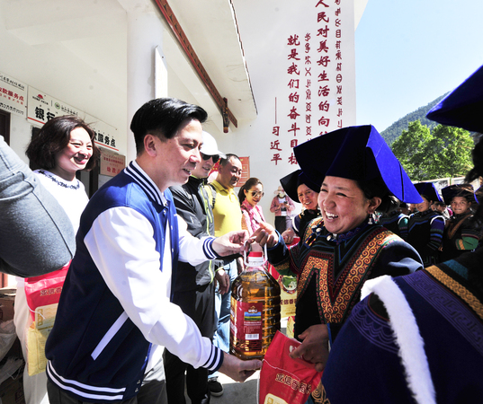 中國扶貧開發(fā)協(xié)會榮譽副會長,、然健環(huán)球大中華區(qū)及東南亞執(zhí)行副總裁吳耀棠先生為村民發(fā)放捐贈物資