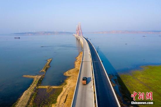 資料圖：正在修建的跨湖高速公路,。<a target='_blank' href='http://www.chinanews.com/'>中新社</a>發(fā) 傅建斌 攝