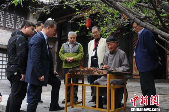 論壇開(kāi)幕之前,，與會(huì)專家參訪皇城相府、郭峪古城,、邸洎城,、天官王府等古堡民居?！『卵嗄?攝