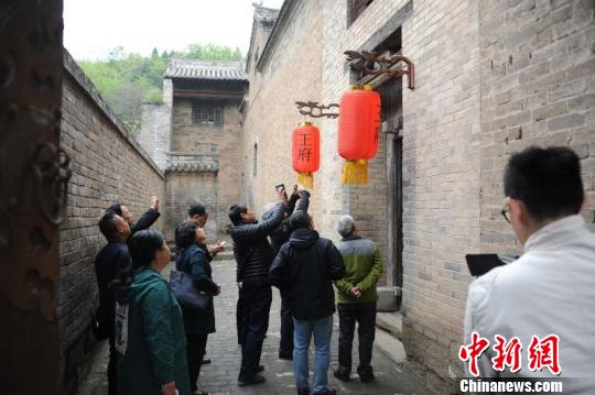 論壇開(kāi)幕之前,，與會(huì)專家參訪皇城相府,、郭峪古城,、邸洎城,、天官王府等古堡民居?！『卵嗄?攝